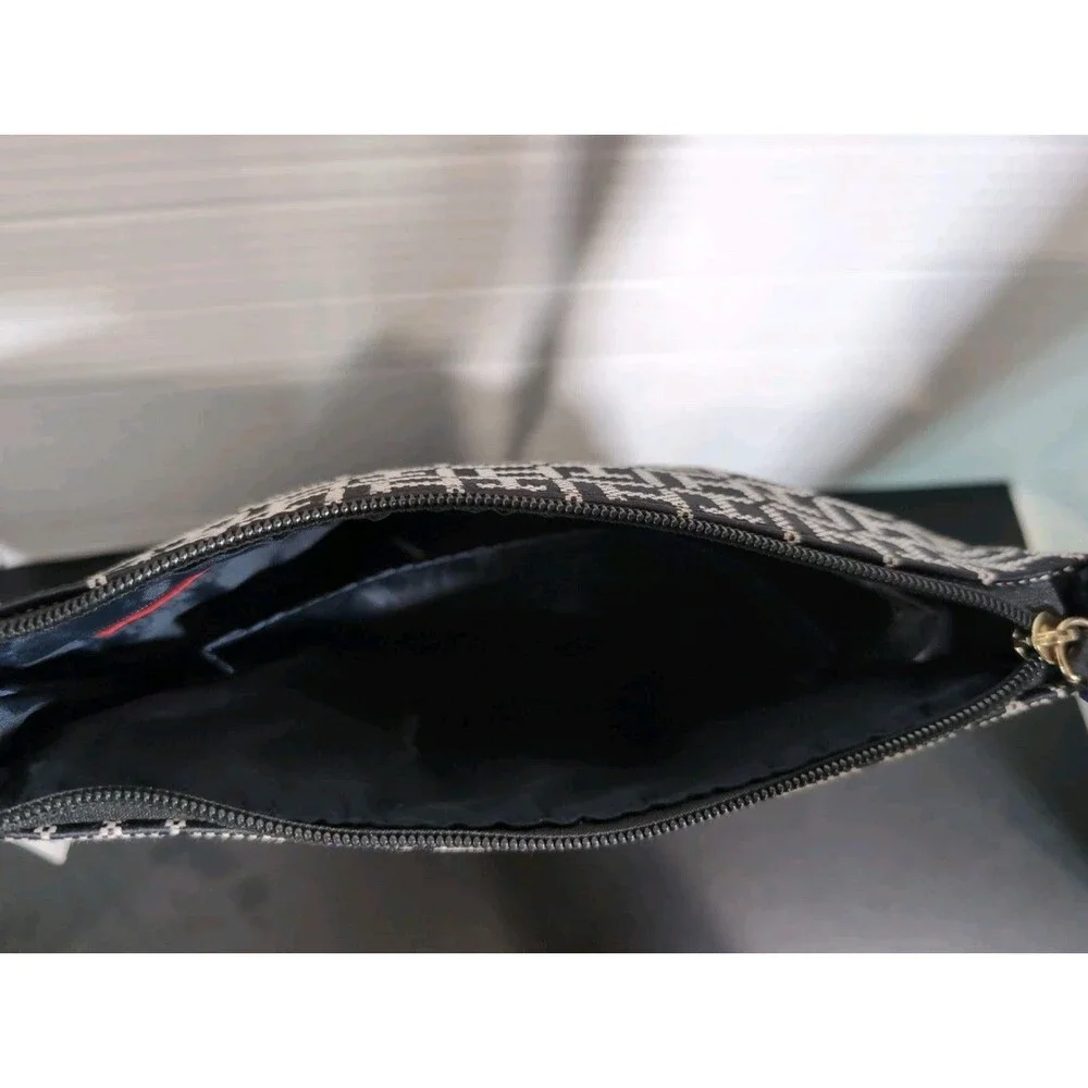 TOMMY HILFIGER LOGO BLACK/WHITE CROSSBODY/MESSENGER BAG ADJUSTABLE STRAP NWT $78